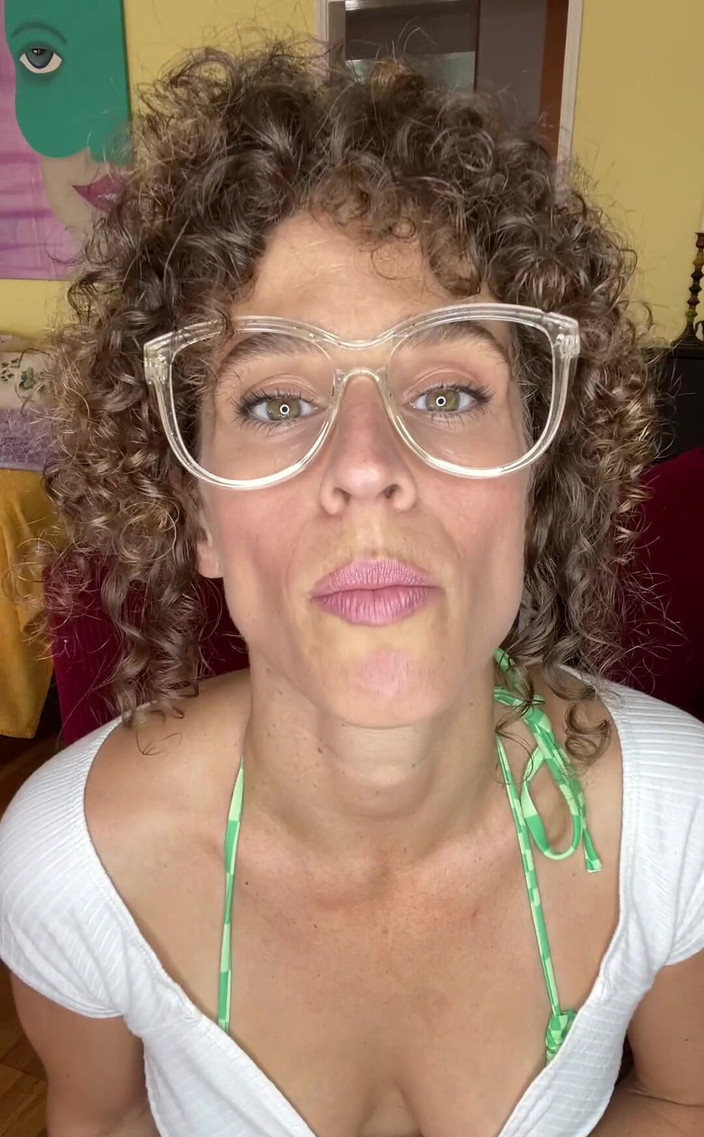 VibeWithMommy: 继母撸管指挥承认她一直对你很暗恋！嗨，我甜美的男孩！我必须承认...我一直对你非常暗恋！我