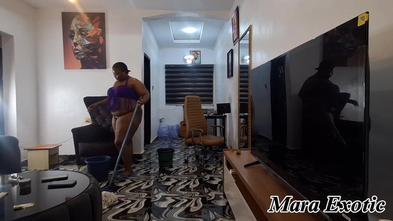 Mara Exotic: Mamă sexy negresă cu cur gras, goală, curățenie.