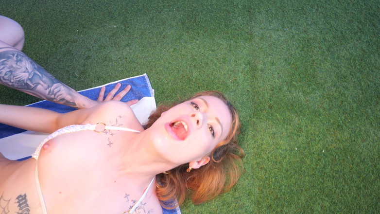 Yeri Blue: Lei Lo Sorprende a Spiarla in Piscina E Finisce in...