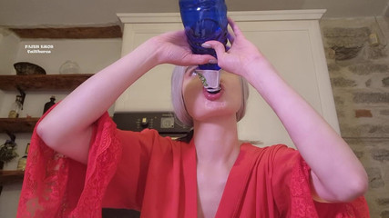 Faith Eros: Üvey anne şişe emiyor - boyun fetişi, boğaz fetişi