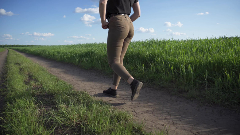 Teasecombo 4K: Seksi orta yaşlı seksi kadın açık havada yürüyor ve sevimli...