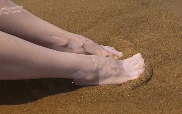 Shiny teens: 840 白色连裤袜水下海滩上