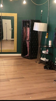 Madura dominatrix de látex ordena esclavos desnudos con cinturón