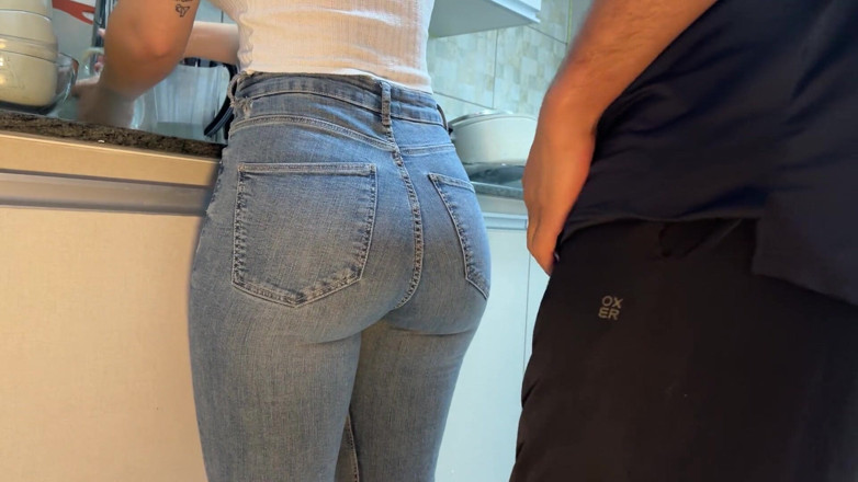 Levi Solen: Acabando en los jeans de mi criada en la cocina,...