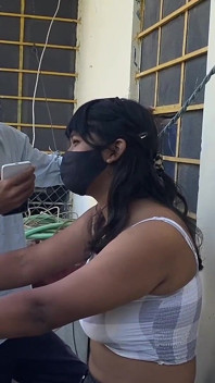 Abang tiri dan adik tiri lagi mesra-mesraan di luar ruangan!