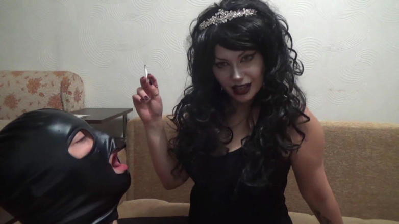 Femdom Austria: Dominante fumando y cenicero con cara enmascarada