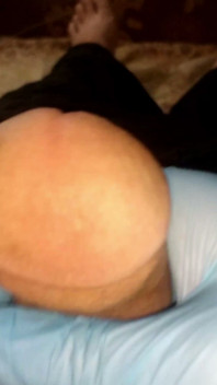 Příprava v kuchyni se pokazí - Solo Male si honí v modré rukavici