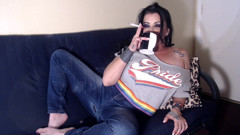 Abby Anna: Seductora lápiz labial rojo fumando cigarrillo de corcho