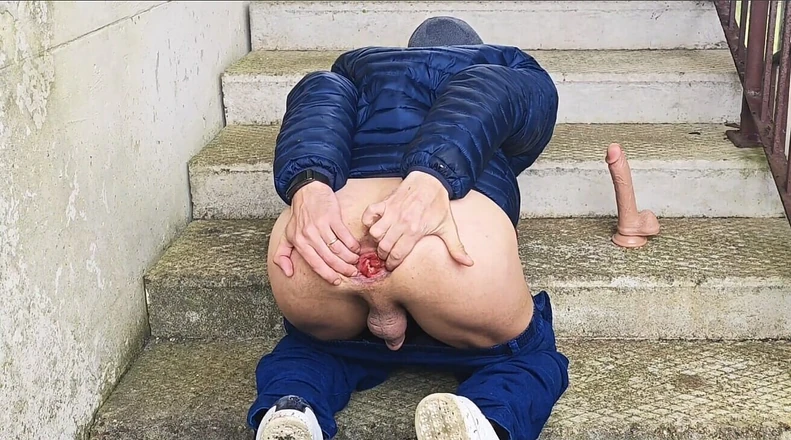 Clarabitch: Арабка Кларабіч жорстко трахається на відкритій парковці