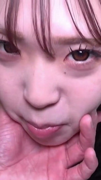 完璧なバストを持つ真剣なコガル美人。生の中出しのキスは一つ一つに電気が走るような感覚だ