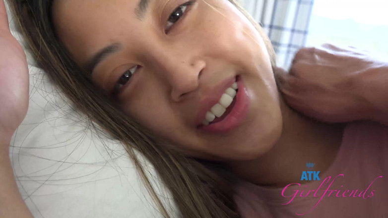 ATK Fans (Girlfriends): Vacances virtuelles - Alexia veut baiser tout de suite
