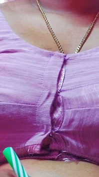 Desi indiano miLF matrigna aiuta il figliastro a fare sesso