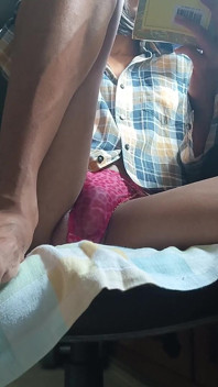 Pov: tante seksi ini lagi asik menatap kakiku yang super semok