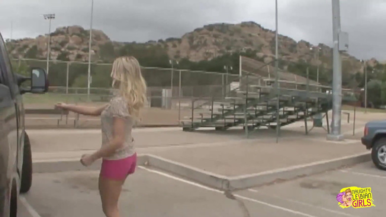 Naughty Lesbian Girls: Si rambut coklat dan lesbian blonde yang berpengalaman membantu orgasme...