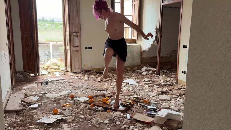 DINA LIGHT: Розчавлена під каблуками