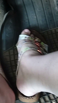 Mengayuh dengan kasut Birkenstock