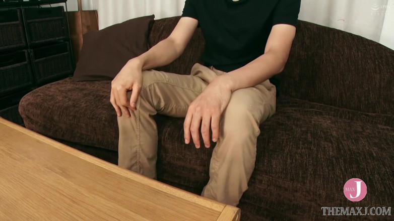 SEX Agent: Une nana japonaise sexy regarde une vidéo qui la rend...
