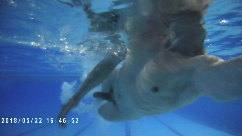 outdoor-fun: Indoor öffentlicher pool solo unbeschnitten nackter fitter mann schwimmt