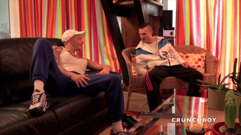 Crunch Boy: Twink potácený klukem na pohovce