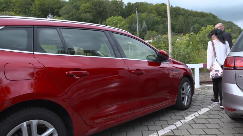 Erotic Planet X: Il cliente bollente viene scopato da un venditore di auto...