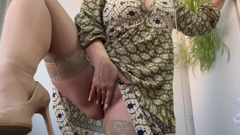 Step Mommy: Geile reife stiefmutter in strümpfen und High Heels masturbiert und...