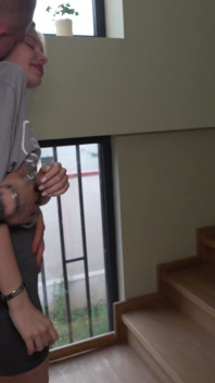 Ashby Winter verführt den handwerker sam Garro auf der Treppe, während er mit flow hilft