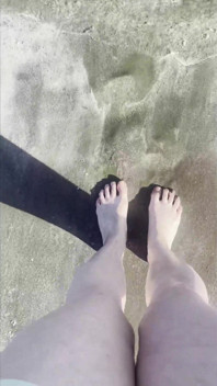 Taquinage de pieds sur la plage