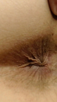 Süßes haariges blinzelndes enges braunes kleines arschloch in nahaufnahme