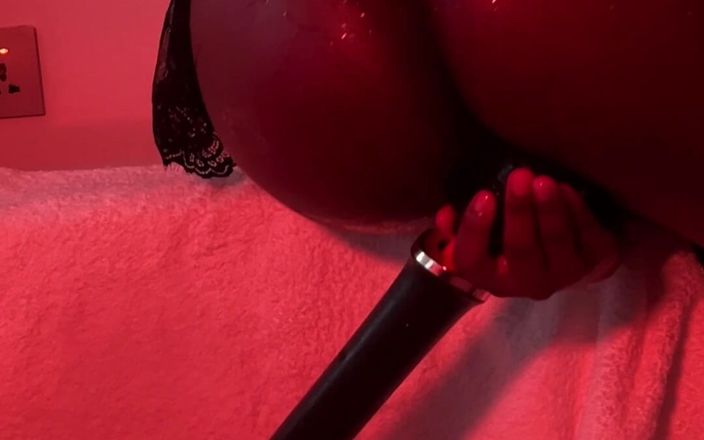 SEXXY-DAISY: В красной комнате мокрая и стильная