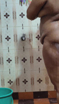 Hintli mallu kız banyo yapıyor ve daha sıkı sikişmeye ihtiyacı var