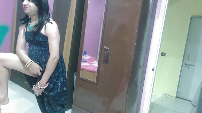 Cute & Nude Crossdresser: Une tapette travestie femboy sexy pisse dans un verre à boire...