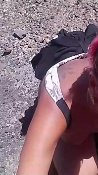 Pompino all'aperto alla fine di un escursionismo nudo e pipì