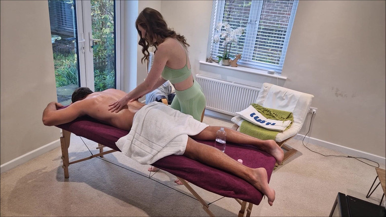 MassageRoomX: La nuova studentessa massaggiatrice di secondo angolo