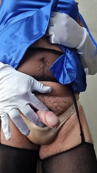 Masturbation sans mains jusqu’à éjaculer mon lait sissy dans ma robe en satin bleu et ma lingerie en nylon