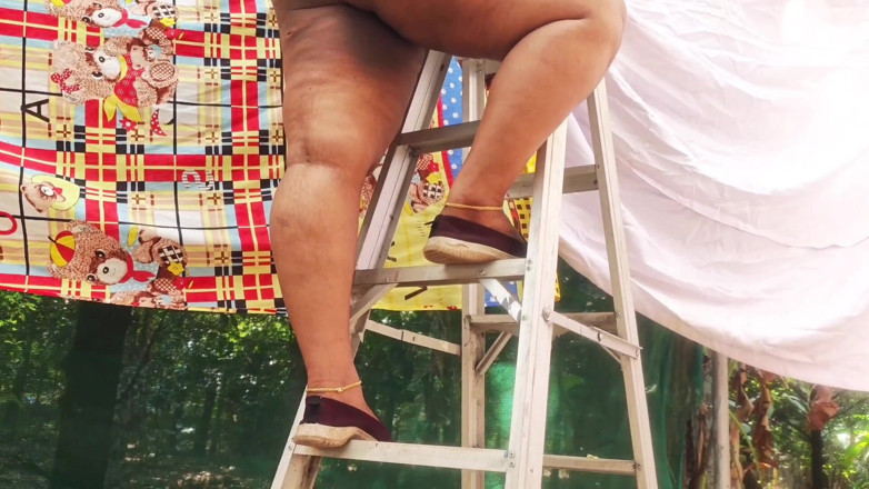Anne Ipe: สาว Desi สวมกางเกงขาสั้นสีขาวและแถบผมแก้ผ้าสําหรับกล้อง