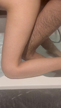 Kakak ipar meninggalkan saudara ipar saat mandi dan menendang pantat