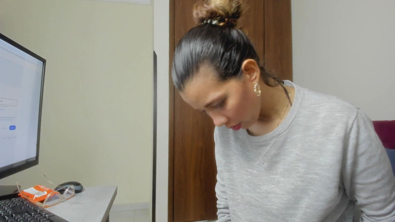 Latin webcam: Фигуристая латина мастурбирует, когда получает домой с работы, чтобы снять стресс