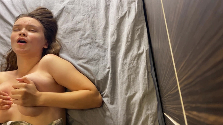 Julia Say No: Sdílení hotelového pokoje s nevlastní sestrou s velkými prsy
