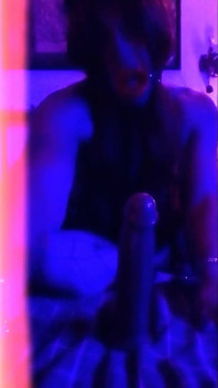 ragazza prende in gola un enorme dildo