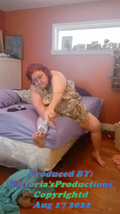 BBW nurse Vicki adventures with friends: Pansament de bună dimineața și îngrijirea degetei, partea 1