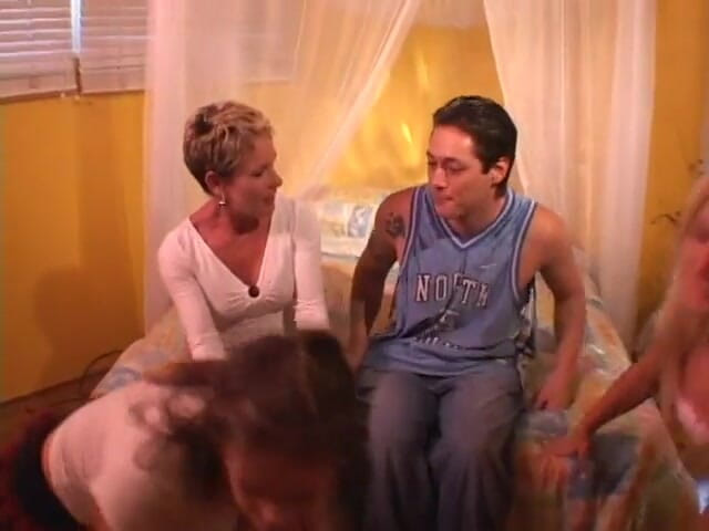 Cumming Soon: Puta madura de pelo corto le encanta montar una polla...