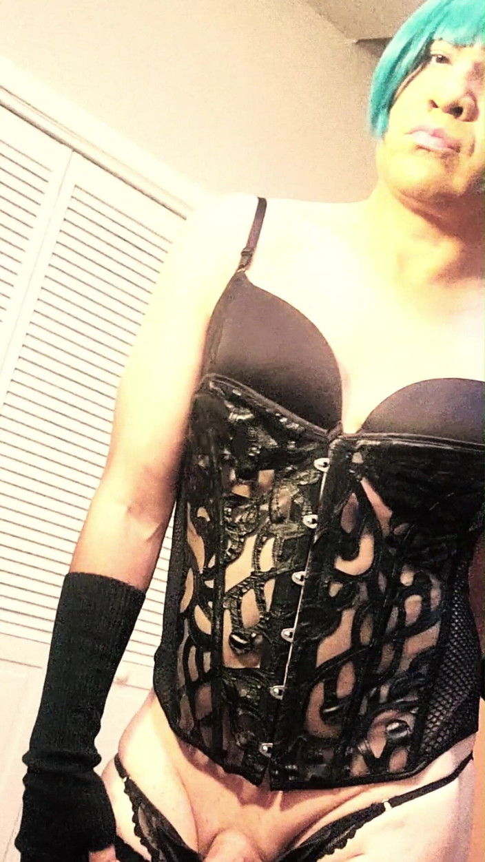 kandiKane: La sissy troia kandi si fa sculacciare il culo video...