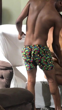 Un jeune mec baise ma première femme pendant que je filme