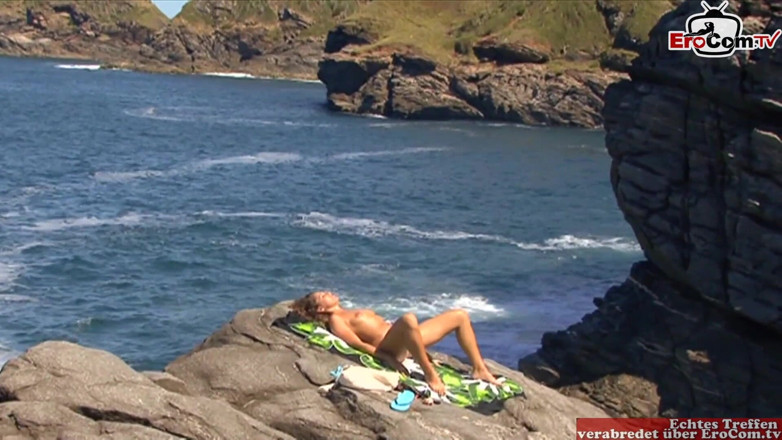 EroCom: Trío anal al aire libre con una zorra morena sexy