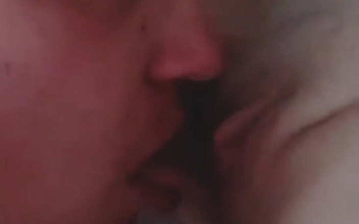 MollyVIP: 私の夫は私の濡れた猫を舐めるのが大好き