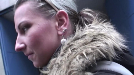 Reality Babes: Gagica blondă cu țâțe mici este futută în mașină