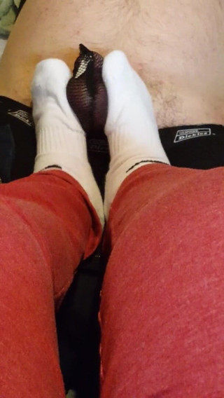Miss Sock trampler: Топчу його член моїми білими шкарпетками