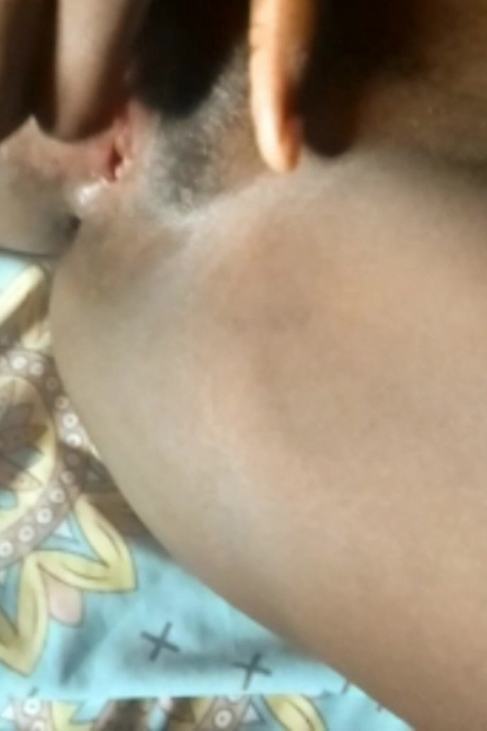 Dick sucker: Mladá ugandská dívka masturbuje sama sebe, část 1