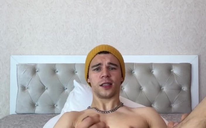 Max_Russell: Молодой, сильный мужик дрочит большой хуй, лежа на кровати