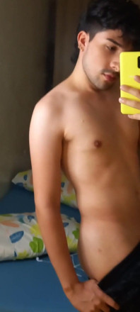 Curious Heterosexual Sending Nude Photos to His Gay Friend